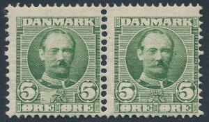 1907. Fr. VIII, 5 øre, grøn. Ubrugt parstykke med variant USKRAVERET FELT. Minimalt hængselspor. AFA 2500