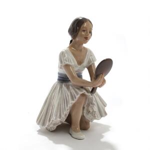 Jens Peter Dahl-Jensen Ballerina med spejl. Figur af porcelæn, Dahl-Jensen, dekoreret i underglasur. Nr. 1224. H. 18,5.