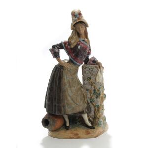 Vicente Martinez Senorita. Figur af keramik, Lladro, dekoreret i farver. Nr. 185. Betegnet under bund. H. 54,5.