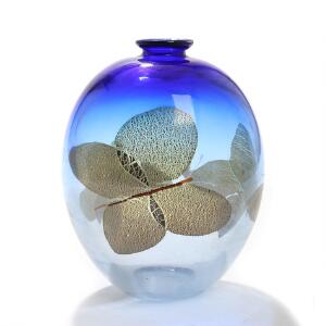 Finn Lynggaard Vase af blåt glas med lille munding, dekoreret med gyldne sommerfugle. Sign. monogram FL. H. 16. Diam. 12.