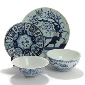 En samling orientalsk porcelæn, bestående af fad, tallerken og to skåle  af porcelæn, dekoreret i blåt. 19.-20. årh. Diam. 17-26. 4