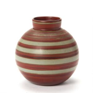 Cathinca Olsen Rund vase af porcelæn. Dekoreret med horisontalt stregmønster i grønt og rødt. Sign. monogram, 689. Udført og stemplet hos BG. H. 19.