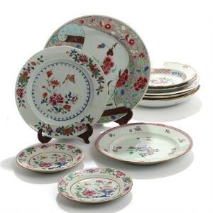 Orientalske Famille Rose tallerkener og fad af porcelæn, dekoreret i emaljefarver samt fransk Gien tallerken af fajance. 19.-20. årh. Diam. 16-28. 11