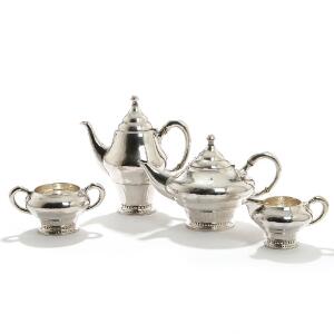 Evald Nielsen Kaffeservice af hammerslået sølv, bestående af kaffekande, thekande, flødekande og sukkerskål, dekoreret med perlestaf. 4