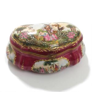 Spilledåse af porcelæn, rigt dekoreret i farver og guld med kurtiserende par i transferprint. 20. årh. H. 10.