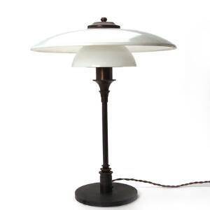 Lyfa Stor bordlampe med stel af bruneret metal med gennemgående afbryder, monteret med skærme af opal- og matglas. Diam. 49. H. 63.