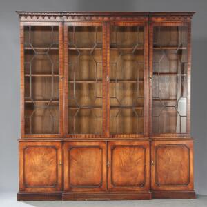 Engelsk Breakfront Bookcase af mahogni. Chippendale stil, 20. årh. H. 214. B. 202. B. 40.