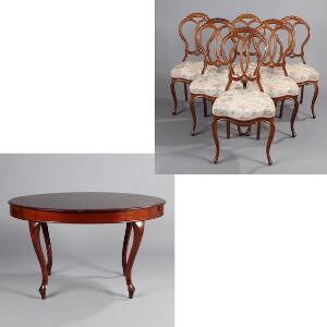 Ovalt nyrococo udtræksbord med tre tillægsplader samt et sæt på seks nyrococo stole af mahogni. 19. årh. Bord H. 74. L. 128223. B. 98,5. 7