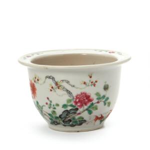 Kinesisk famille rose urtepotteskjuler af porcelæn. Guangxu 1874-1908. H. 9 cm. Diam. 14 cm.