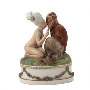 Gerhard Henning Faun og Nymfe, figurgruppe af porcelæn, dekoreret i overglasur farver og guld. 1119. Juliane Maries mærke. Royal Copenhagen. H. 27 cm.