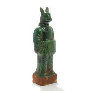 Hare. Figur af grønglaseret keramik. Kina. 20. årh. H. 42,5.