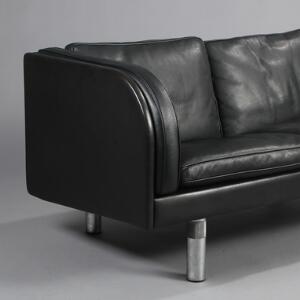 Jørgen Gammelgaard Fritstående to-personers sofa, sider, ryg samt løse hynder med sort skind, ben af forkromet metal. Model EJ 20-2. L. 142.