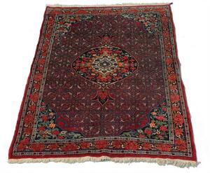 Bidjar tæppe, Persien. Medaljon design på rød bund prydet med heratimønster omgivet af rosenbord. C. 1960. 210 x 140.