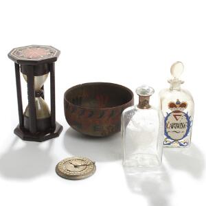Holmegaard apotekerflaske fra 1991, snapseflaske af glas, kryptograf i æske, timeglas samt russisk skål af bemalet træ. 19.-20. årh. 5