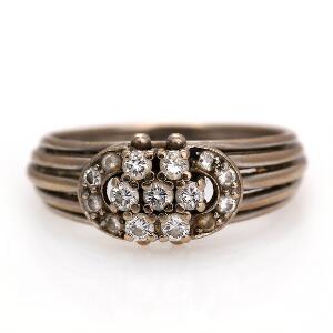 Diamantring af 14 kt. hvidguld prydet med talrige brillantslebne diamanter. Str. 55.