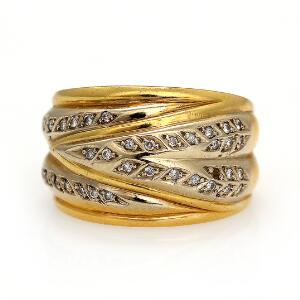 Diamantring af 18 kt. guld prydet med talrige brillantslebne diamanter. Str. 55.