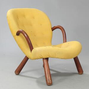 Philip Arctander Muslingestolen. Lænestol med armlæn og ben af bøg. Sæde og ryg betrukket med dybthæftet, gult stof.