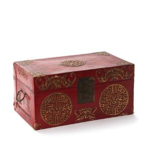 Lille kinesisk kuffert af træ og læder i rødt med påsat gulddekoration. 19.-20. årh. H. 22 cm. L. 44 cm. B. 26 cm.