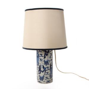Kinesisk cylinderformet lampevase af porcelæn, dekoreret i underglasur blå med de udødelige. Bunden sign. 20. årh.