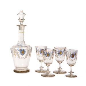 Karaffel samt fire glas, dekorerede i hvid, blå og guld med bladranker og ornamentik. Antagelig Tyskland, slut. 19. årh. H. 12,5-31,5 cm. 5
