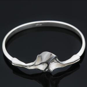 Armring af sterlingsølv. H. ca. 5 cm B. ca. 6 cm. Vægt ca. 18 g.