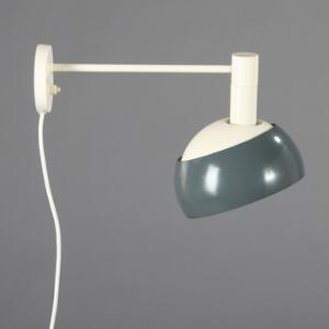 Finn Juhl Væglampet af hvid- og grålakeret metal, nederste del af skærm justérbar til ændring af lysretning. Udført hos Lyfa. Diam. 18.