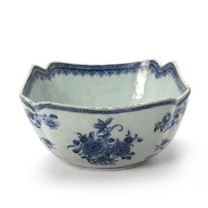 Firsidet kinesisk skål af ostindisk porcelæn, dekoreret i underglasur blå. Jiaqing 1796-1820. Diam. 26 cm.