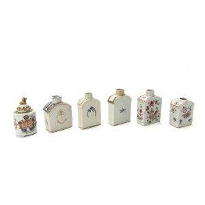 6 kinesiske tedåser af porcelæn, dekorerede i farver og guld med henholdsvis monogram, fugle, blomster og kartoucher. Qianlong 1736-1795. H. 10-12. 6