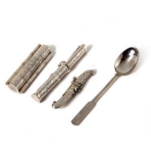 Fire dele kinesisk eksport sølv, bestående af etui, to knive i skede samt ske. Vægt 308 gr. L.12-19 cm. 4