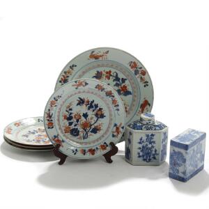 Fire orientalske Imari tallerkener og fad af porcelæn samt thedåse og hovedpude af porcelæn, dekoreret i underglasur blå. 18.-19. årh. 7