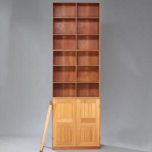 Mogens Koch m.fl. Møblement af mahogni bestående af bord, skab, to bogkasser, 13 str. bogkasse, 16 str. bogkasse, to sokler. 8