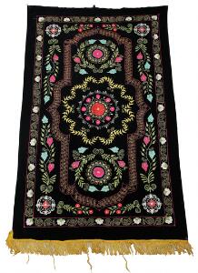 Suzani Sharashabs vægtæppe med silke, dekoreret med blomster og ornamentik i farver på sort bund. Uzbekistan. 20. årh.s slutning. 199 x 117.