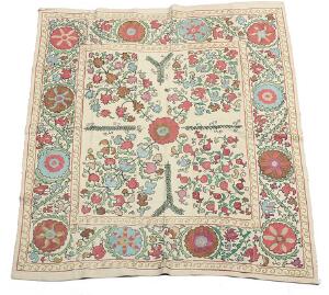 Suzani Sharashabs vægtæppe med silke, dekoreret med blomster og ornamentik i farver på lys bund. Uzbekistan. 20. årh.s slutning. 156 x 142.