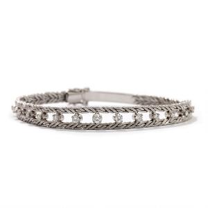 Diamantarmbånd af 18 kt. hvidguld, prydet med 15 brillantslebne diamanter, den største på ca. 0.06 ct. Vægt 18,7 gr. L. 19. Æske medfølger.