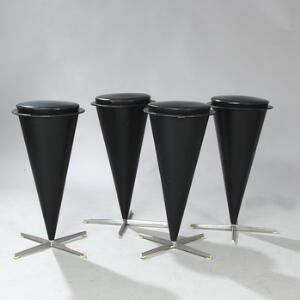 Verner Panton Sæt på fire kræmmerhus-formede barstole med firpasfod af stål. Betrukket med sort vinyl. Udført hos Plus-Linje. 4