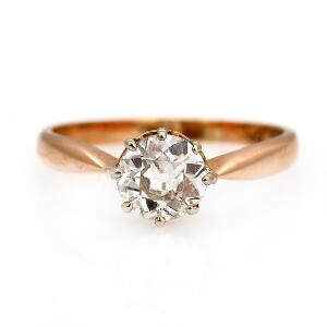 Diamantsolitairering af 14 kt. guld prydet med brillantslebet diamant med ældre slibning på ca. 1.30 ct. Str. 61.