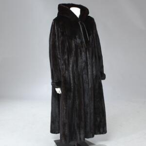 Lang, mørkebrun minkpels med hætte i trench coat facon. Str. 42-44. L. 125 cm.