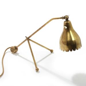 Ubekendt designer Bordlampe af messing på trepasfod med justérbar højde og bevægelig skærm. 1950-1960erne. H. 27.