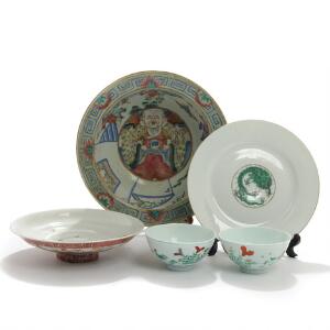 Kinesisk opsatslåg, tallerken og tre større og mindre skåle af porcelæn, dekoreret i farver. 19.-20. årh. Diam. 12,5-30. 5