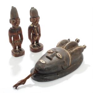 Afrikansk maske samt to figurer af udskåret og delvis bemalet træ. 20. årh. H. 25-30. 3