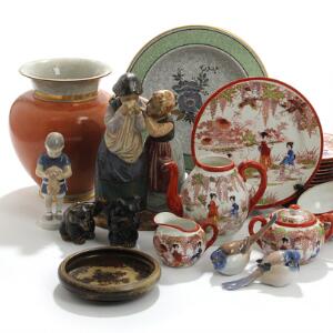 En samling figurer af porcelæn og stentøj, Kgl. P., BG og Lladro, samt japansk theservice af porcelæn. 39