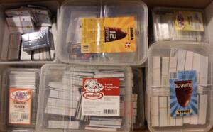TELEKORT. Omfattende samling med over 6000 ældre telekort sorteret i mange æsker osv. Indeholder både danske og udenlanske kort. Chancerigt parti der bør ses