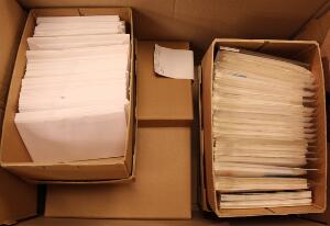 Danmark. FDC. Stort parti FDC fra nedlagt frimærkehandler i 5 kasser fylder en flyttekasse, bl.a. 2 kasser med UOFFICIELLE FDC også med mange 4-blokke. Fra de