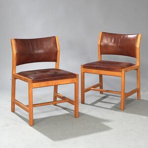 Børge Mogensen Et par stole med stel af eg. Sæde samt ryg betrukket med patineret brunt skind. Formgivet 1960. Udført hos Erhard Rasmussen. 2