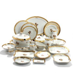 Guldkurv. Service af porcelæn dekoreret i brunt og guld, Kgl. P., bestående af 91 dele. Samt seks dækketallerkener, Kgl. P. 97