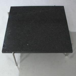 Poul Kjærholm PK-61. Kvadratisk sofabord med stel af stål, plade af mørk grå granit. Udført og mærket hos Fritz Hansen. H. 32. B. 80. L. 80.
