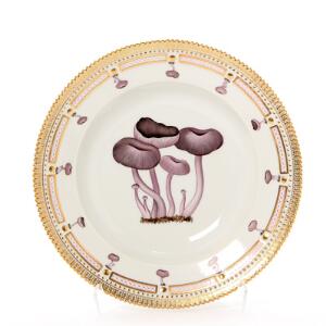 Flora Danica Fungi dyb tallerken af porcelæn, dekoreret i farver og guld. Royal Copenhagen. Diam. 25 cm.