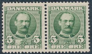 1907. Fr. VIII, 5 øre, grøn. Velcentreret parstykke med variant i venstre mærke USKRAVEFET FELT TIL VENSTRE FOR MONOGRAMMET. AFA 2500