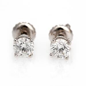 Et par diamantørestikker af 14 kt. hvidguld hver prydet med brillantslebet diamant. 2