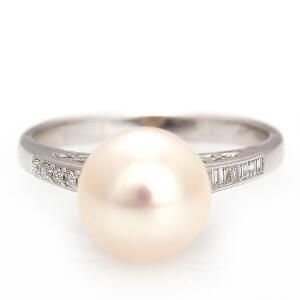 Perle- og diamantring af 14 kt. hvidguld prydet med South Sea kulturperle flankeret af baguette- og brillantslebne diamanter. Str. 55.